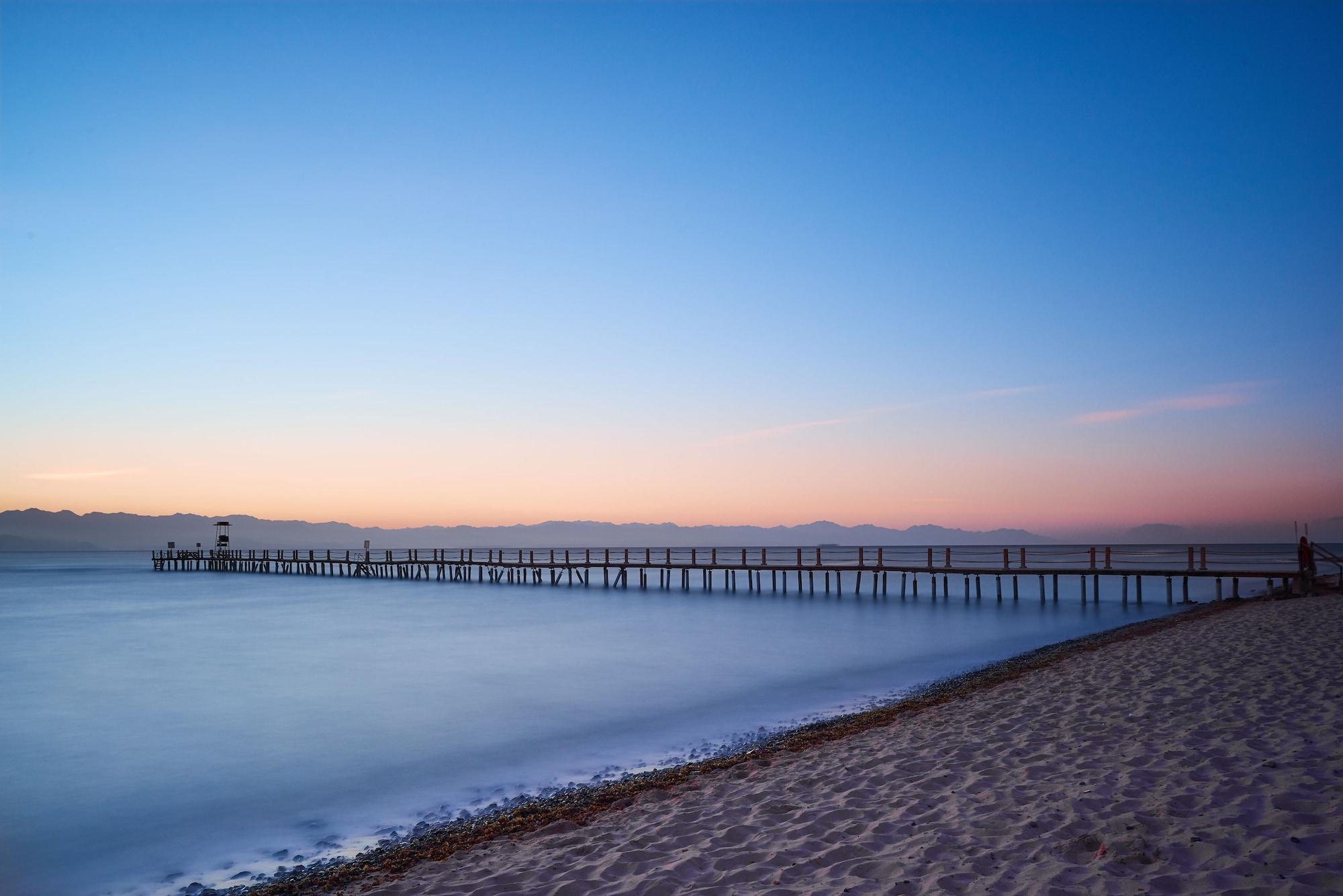 Mosaique Beach Resort Taba Heights Exterior foto The pier at sunset