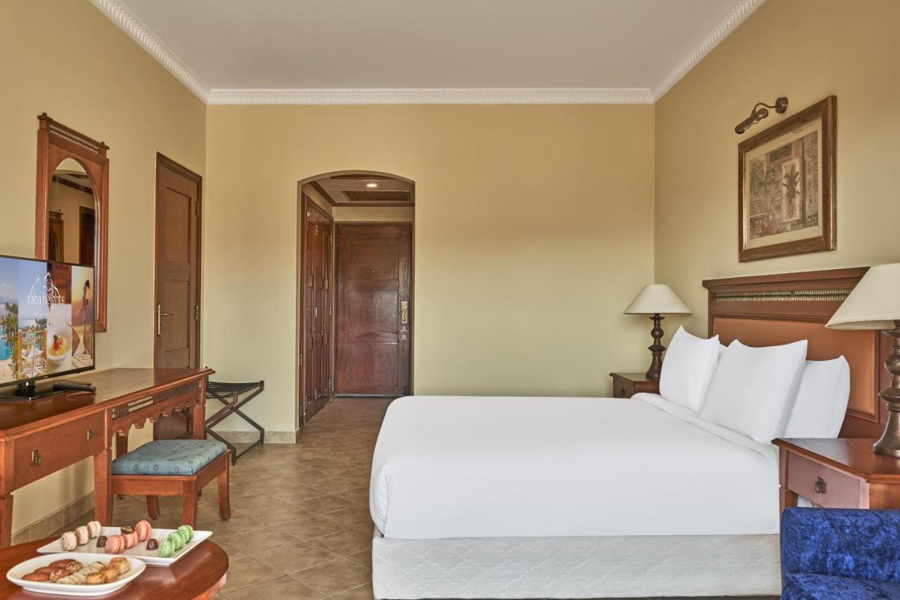 Mosaique Beach Resort Taba Heights Exterior foto A guest room at the Hilton Luxor